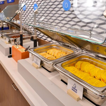 Holiday Inn Express & Suites - Detroit North - Roseville By Ihg Buitenkant foto