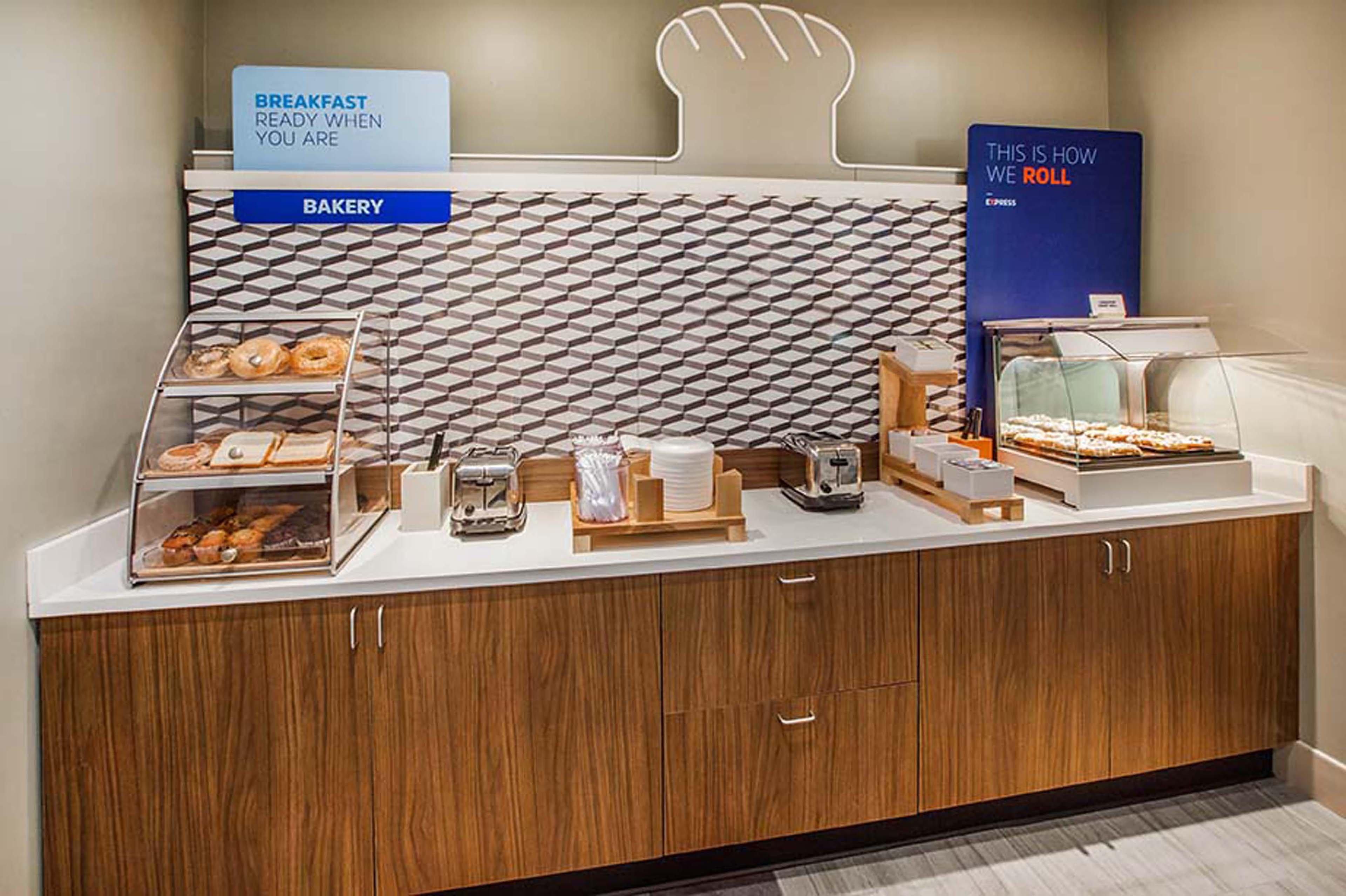 Holiday Inn Express & Suites - Detroit North - Roseville By Ihg Buitenkant foto