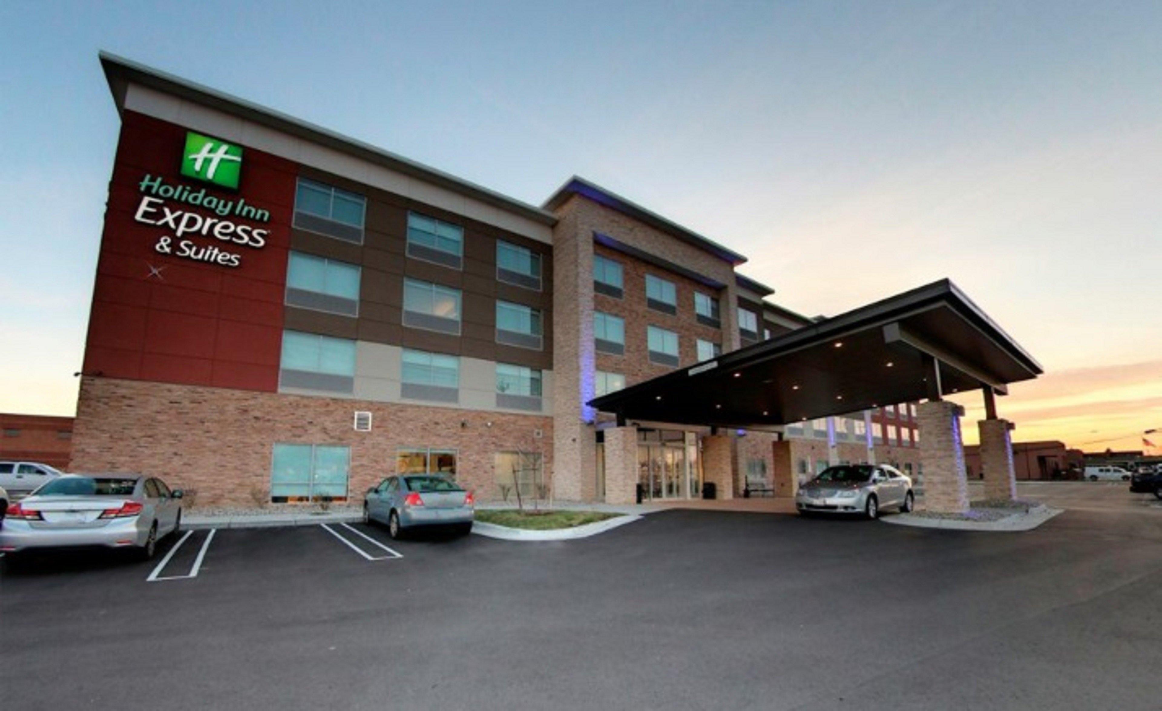 Holiday Inn Express & Suites - Detroit North - Roseville By Ihg Buitenkant foto