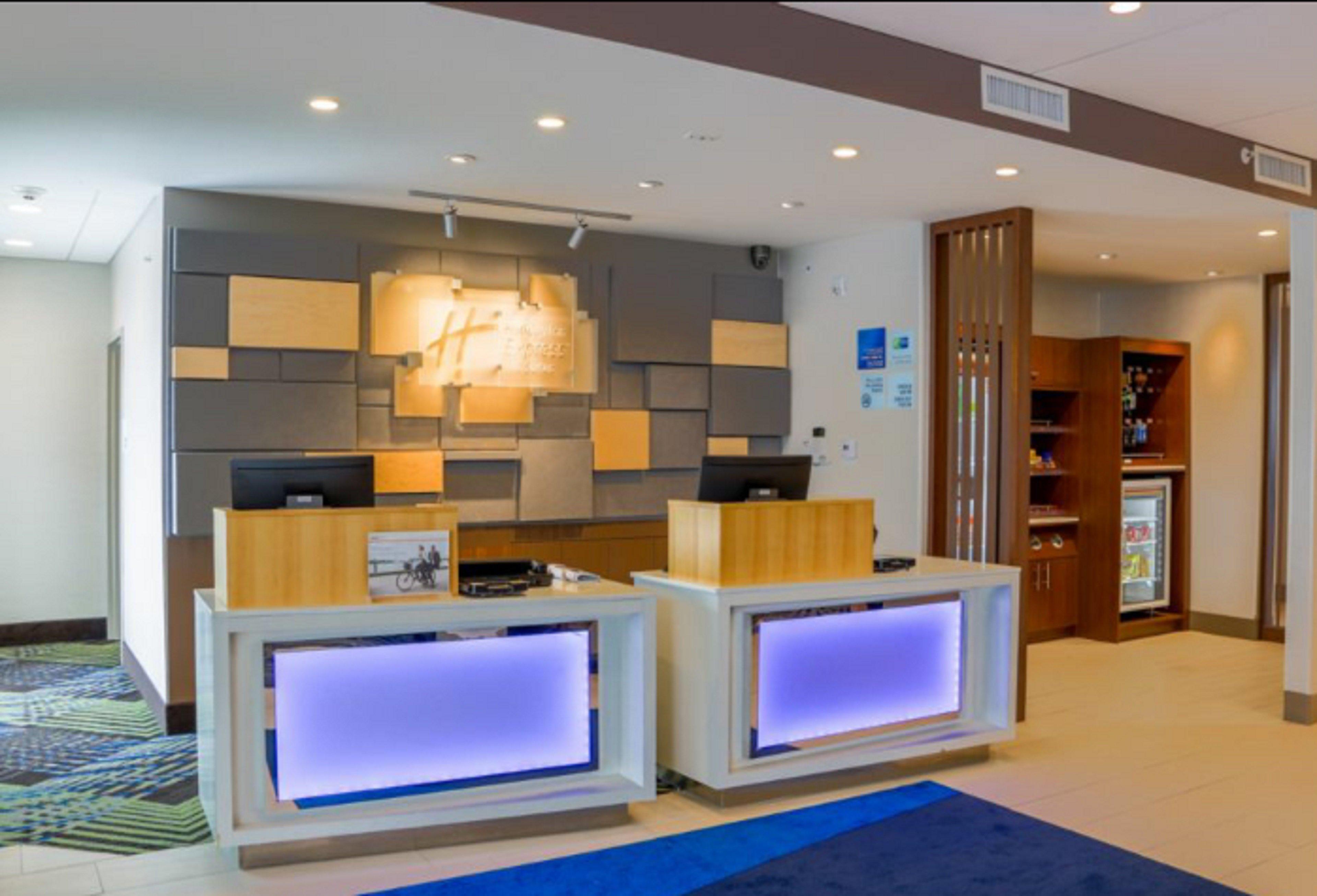 Holiday Inn Express & Suites - Detroit North - Roseville By Ihg Buitenkant foto