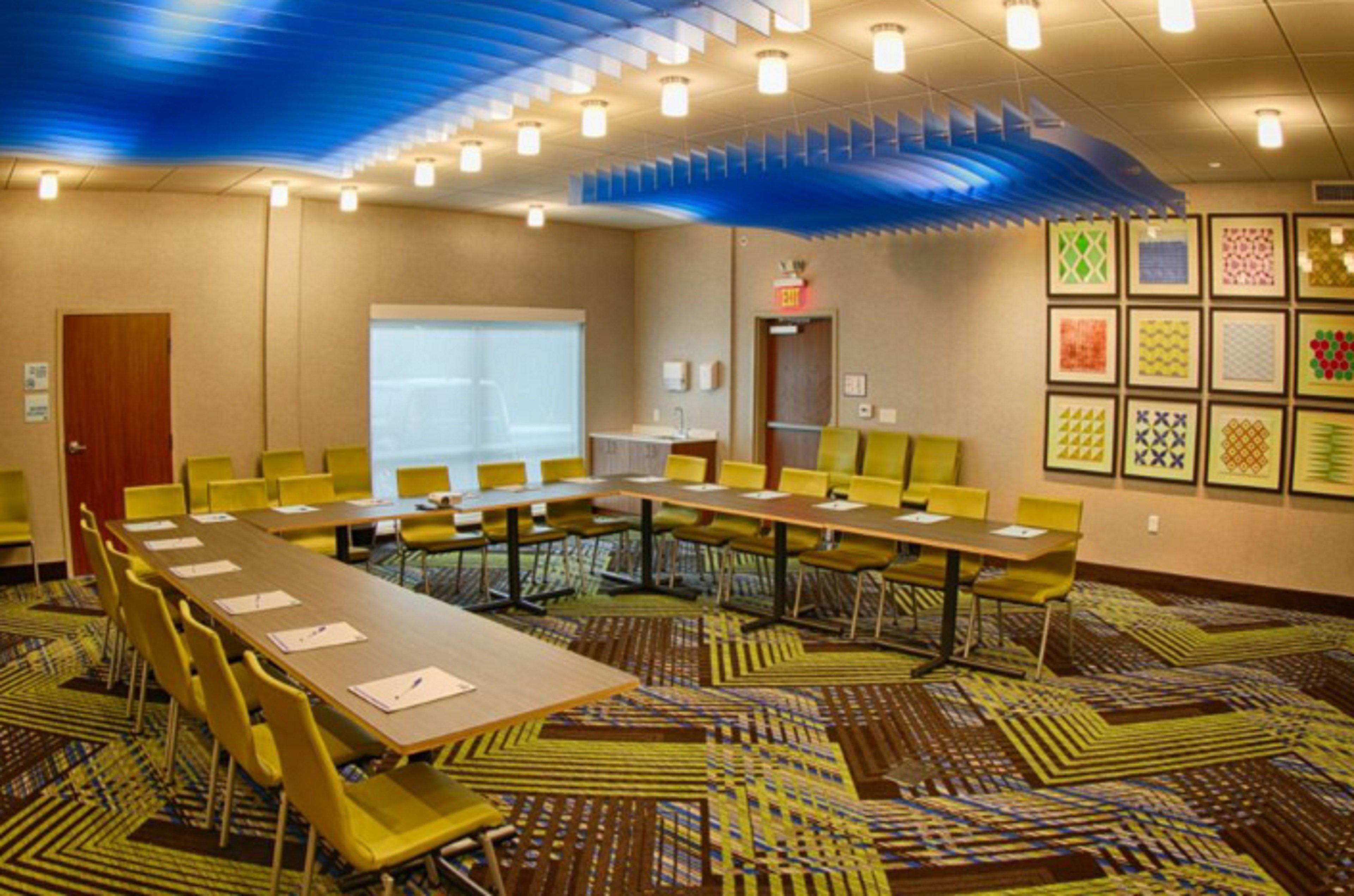 Holiday Inn Express & Suites - Detroit North - Roseville By Ihg Buitenkant foto