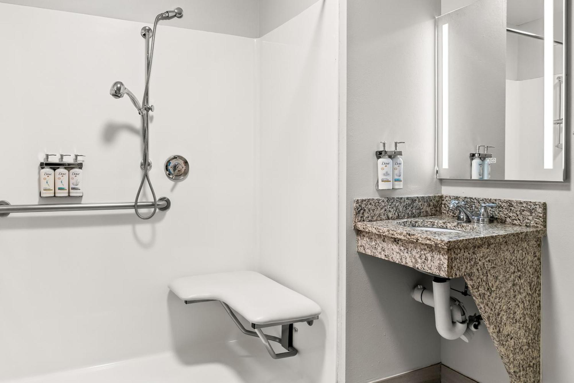 Holiday Inn Express & Suites - Detroit North - Roseville By Ihg Buitenkant foto