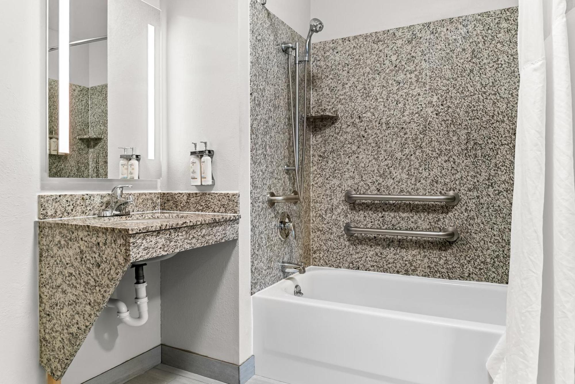 Holiday Inn Express & Suites - Detroit North - Roseville By Ihg Buitenkant foto